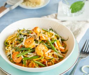 Zucchininudeln mit Garnelen und Soße