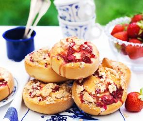 Erdbeer-Rhabarber-Hefeschnecken