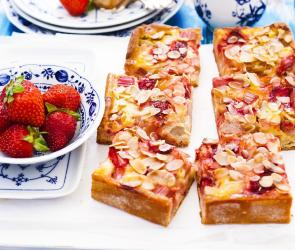 Erdbeer-Rhabarberkuchen vom Blech