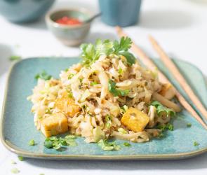 Gemüse-Thai-Wok mit Tofu auf einem Teller angerichtet.