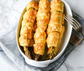 Grüner Spargel im Schlafrock mit Kräuterdip
