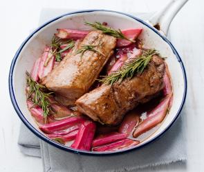 Kräuterschweinefilet auf Rhabarber