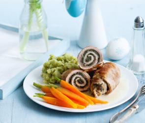 Spinatrouladen mit Bärlauchstampf und gedünsteten Möhren