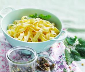 Tagliatelle mit Zitronenmelisse-Pesto
