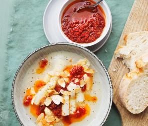 Weiße Spargelcremesuppe mit Tomatenöl und Mandelblättchen