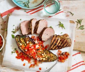 Gegrilltes Schweinefilet Sous-vide mit gegrillter Aubergine und Tomatensalsa