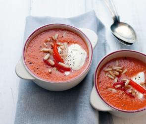 Paprikasuppe mit Rhabarber