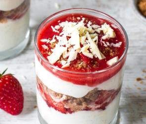 Schnelle Erdbeer-Quark-Schichtspeise mit Haferkeksen