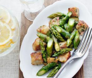 Serviettenknödel mit grünem Spargel