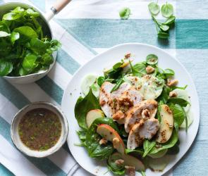 Spinat-Brunnenkressesalat mit gegrilltem Hähnchen Sous-vide