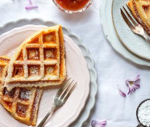 Vanille-Quark-Waffeln mit Rhabarberkompott
