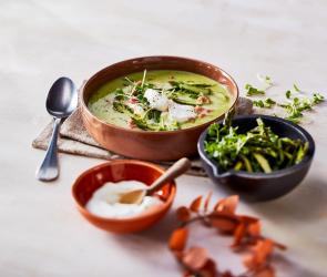 Grüne Spargelsuppe mit Krabben und Meerrettichhaube