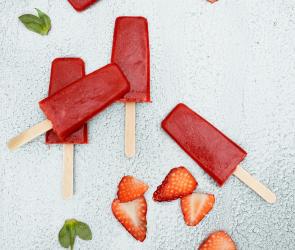 Erdbeer-Aperol-Eis am Stiel