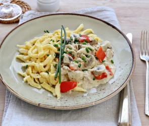 Hähnchengeschnetzeltes und Spätzle auf einem Teller.