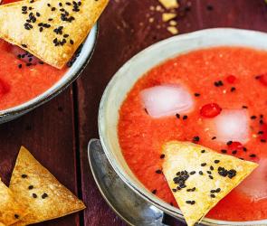 Kalte Wassermelonen-Tomatensuppe mit Sesamcrackern