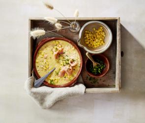 Mais-Parmesan-Suppe mit geräuchertem Lachs