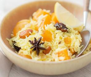 Pulau-Reis mit Trockenfrüchten in einer Schüssel.