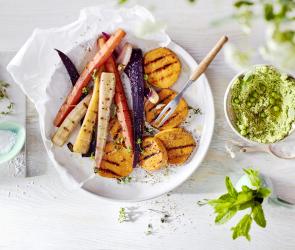 Bunte Sous-vide-Karotten und -Süßkartoffelsteaks vom Grill mit Erbsen-Hummus