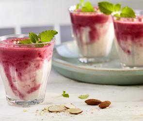 Rot-weißer-Shake in drei Gläsern mit Zitronenmelisse.