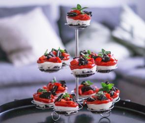 Cookie Eistörtchen mit Erdbeern und Minze dekoriert.