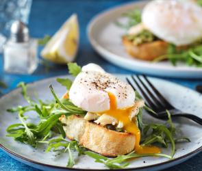 Pochiertes Ei auf Ciabatta mit geräucherter Forelle und Rucola