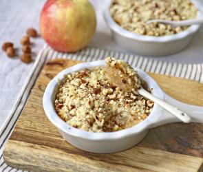 Apple-Crumble in zwei kleinen Fröschen.