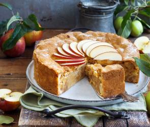 Gedeckter Apfelkuchen wie vom Konditor