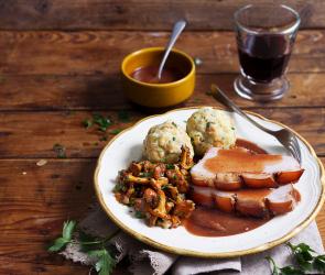 Krustenbraten mit Pfifferlingen und Kräuter-Semmelknödel