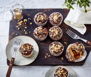 Schoko-Muffins mit Erdnüssen auf einem Tablett.