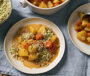 Kartoffelgulasch mit Gremolata auf einem Teller.
