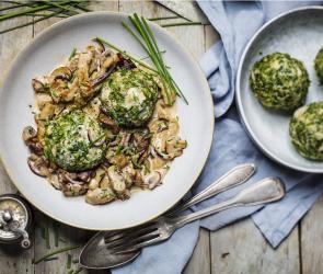 Grünkohlknödel mit Pilz-Geschnetzeltem