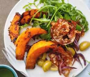 Lauwarmer Kürbis-Zwiebelsalat