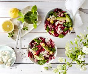 Quinoa-Bowl mit Roter Bete und Ziegenkäse
