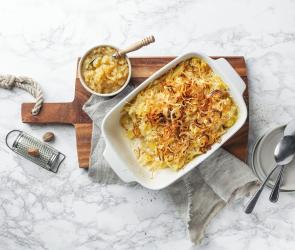 Kartoffel-Makkaroni-Auflauf mit Apfelmus in einer Auflaufform.