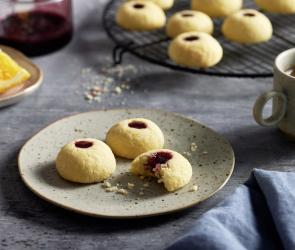 Runde Kekse mit Gelee in der Mitte.
