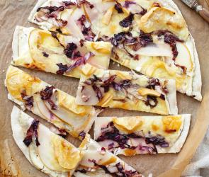 Flammkuchen mit Birne und Radicchio