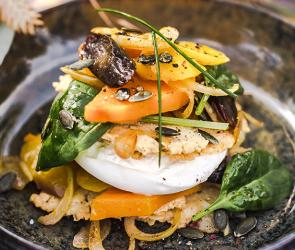 Gemüse-Millefeuille mit Burrata und Kürbiskerncracker