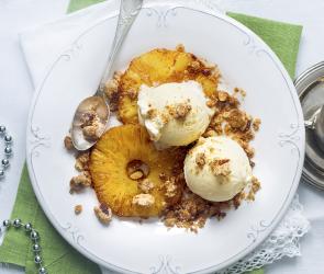 Honigeis mit gebratener Ananas