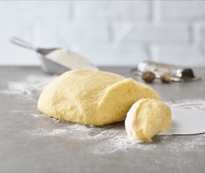 Heller Teig auf einer Arbeitsplatte.