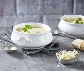 Helle Cremesuppe in zwei Schälchen.