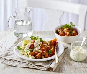 Gulasch mit Süßkartoffel und Couscous auf einem Teller.