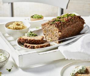 Quinoa-Nuss-Braten mit Spitzkohl und Kräutersauce