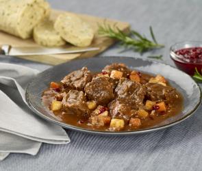 Ragout mit Reh und Gemüse auf einem Teller.