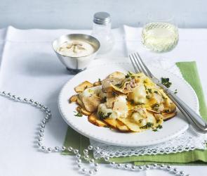 Ricotta-Ravioli mit Steinpilzen und Trüffel-Sahne-Sauce