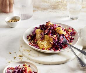 Roter Coleslaw Salat mit Orange auf einem Teller.