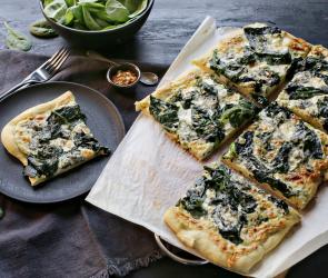 Spinatpizza mit Gorgonzola