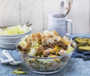 Burger-Salat mit gebratenem Hack und Cheddar