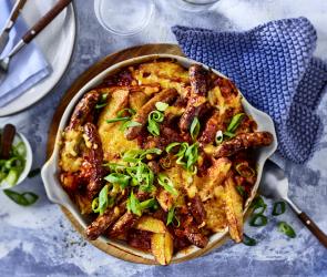 Currywurstauflauf in Auflaufform.