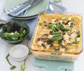 Schafskäse-Auflauf in einer Auflaufform.