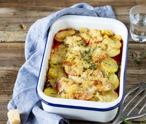 Kartoffelauflauf mit buntem Gemüse und Parmesankruste